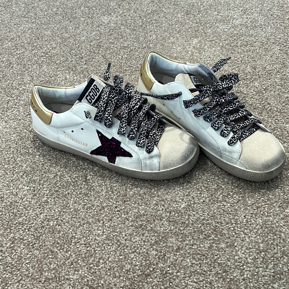 Sneakers with leopard laces